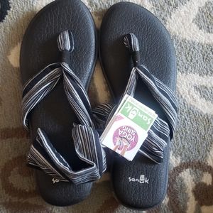 New Sanuk Womens Yoga Sandals. Size 9